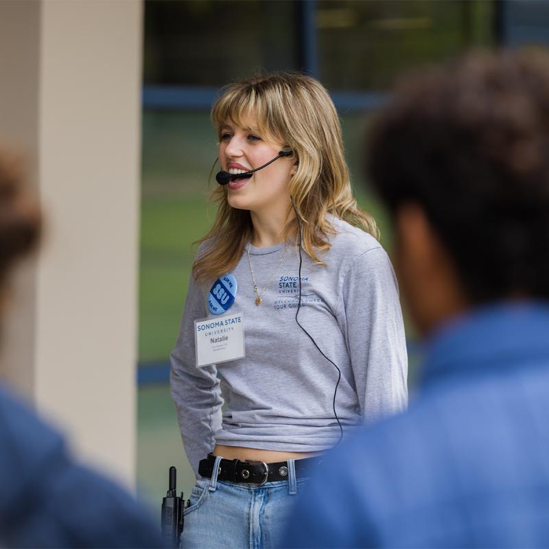 Student giving a campus tour to new students