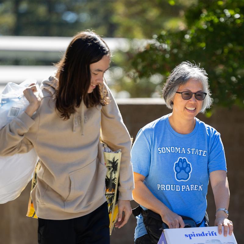 mother helping her daughter move in to SSU